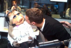 RyanSeacrest-MissPiggy-(2011-09-26)