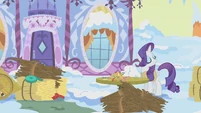 Rarity making nests in Winter Wrap Up song S1E11