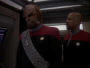 Sisko weist Worf auf seine Pflichten hin