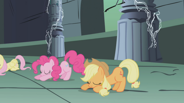 [Obrázek: 640px-The_ponies_bow_down_to_Princess_Ce..._S1E02.png]