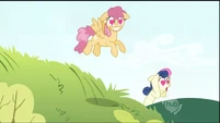 Sweetie Drops along with other ponies fall in love with Smarty Pants S1E03