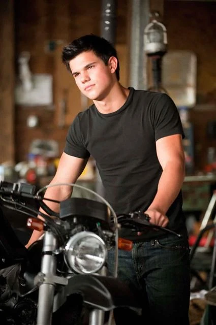 Taylor-lautner-jacob-black-motorcycle-eclipse