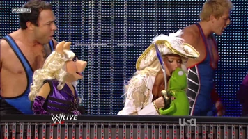 WWE-Raw-Kiss-Kermit-KellyKelly-(2011-10-31)