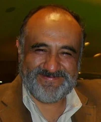 Herman López dubs the voice of Roger Linus