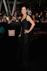 Breaking-dawn-cast-red-carpet-11152011-57-430x645