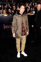 Breaking-dawn-cast-red-carpet-11152011-58-430x645