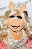 OUT100-RedCarpet-MissPiggy-(2011-11-18)-01