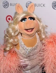 OUT100-RedCarpet-MissPiggy-(2011-11-18)-02