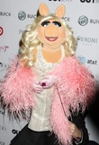 OUT100-RedCarpet-MissPiggy-(2011-11-18)-03
