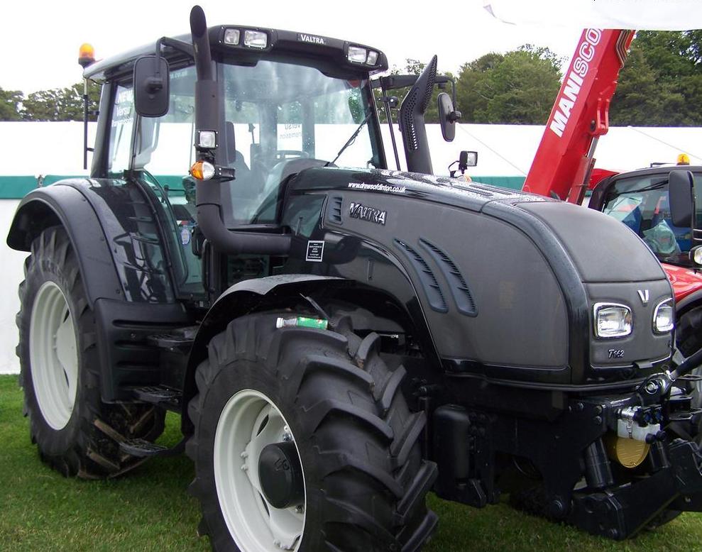 Valtra_T162_MFWD_(black)_-_2009.jpg