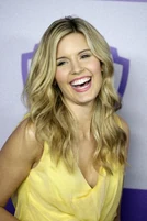 71457-maggie-grace-warner-instyle-1-008-123-132lo