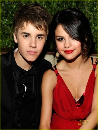 Selena-gomez-justin-bieber-holding-hands-10