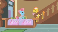 Mr. and Mrs. Cake packing up S1E4
