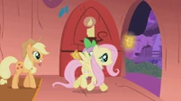 Fluttershy taking her ticket S01E03