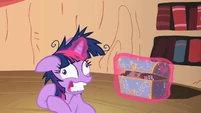 Twilight opens the Chest S02E03