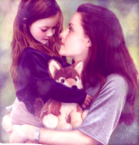 461px-Bella and renesmee