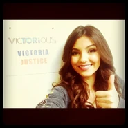 VicDressingRoomiCarly