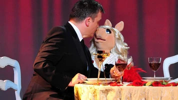 VerleihungDerGoldenenKamera-Kiss-HapeKerkeling&MissPiggy-(2012-02-04)