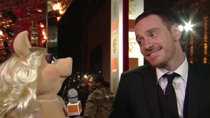 BAFTA-Awards-2012-MissPiggy&MichaelFassbender