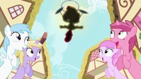 Everyone impressed at Apple Bloom's skill S2E6