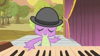 Spike beginning to play the piano S1E21