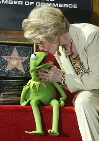 TheHollywoodWalkOfFame-Kiss-Kermit&TippiHedren-(2002-11-15)