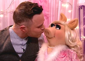 OllyMurs-MissPiggy-Kiss