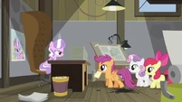 Scootaloo about to give notebook S2E23