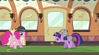 Twilight watching Pinkie S2E24