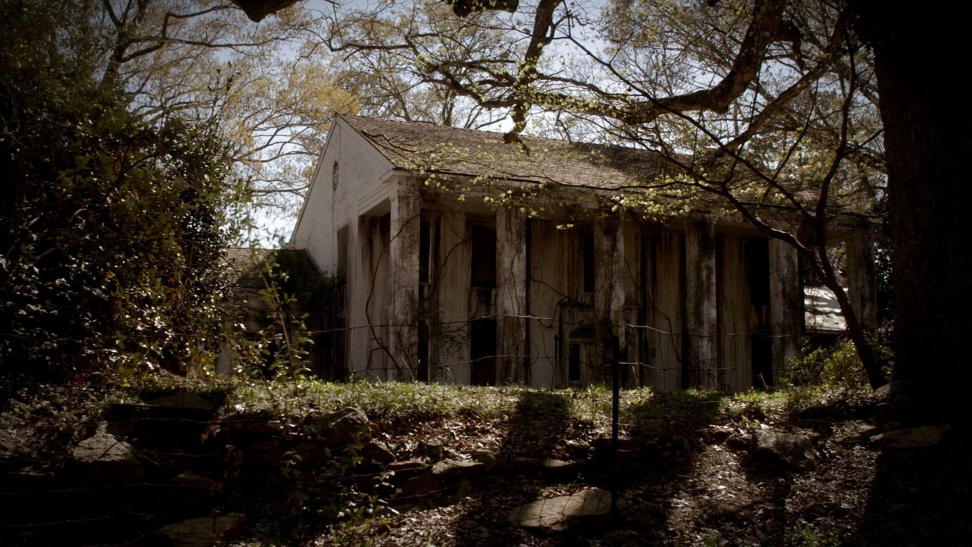 http://images2.wikia.nocookie.net/__cb20120418173352/vampirediaries/images/3/31/Witch_house.jpg