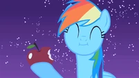 Rainbow Dash eating the apple S1E24