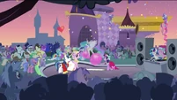 The crowd S2E26