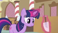 Twilight about to 'fix' the cupcakes S2E03