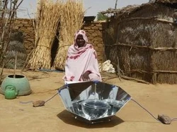 L'une des cinquante femmes formées par SHE pour utiliser le cuiseur HotPot auTchad