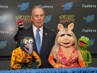 MichaelBloomberg-TheMuppets-NYCFamilyAmbassadors-(2012-04-13)