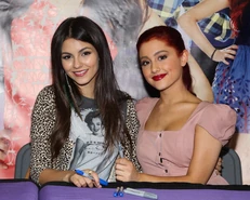 Victoria-Justice-Ariana-Grande-5