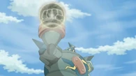 EP744 Golurk usando megapuño