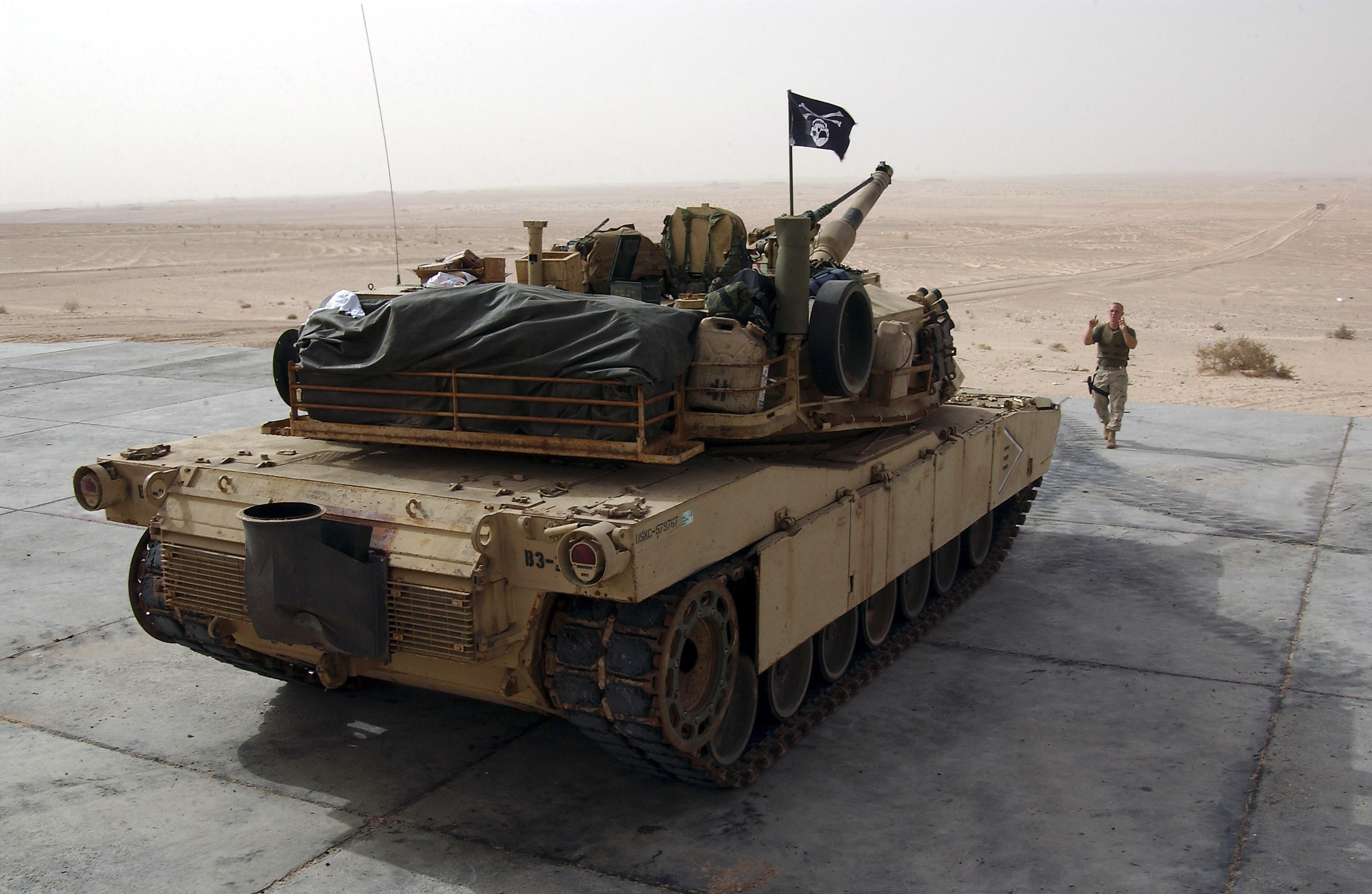 http://images2.wikia.nocookie.net/__cb20120705145924/tractors/images/a/aa/US_Navy_031214-N-3236B-008_A_Marine_from_the_13th_Marine_Expeditionary_Unit_(13th_MEU)_Tank_Platoon_BLT_1-1_stationed_at_Twentynine_Palms,_Calif.,_directs_an_M1-A1_Abrams_tank_during_a_training_exercise.jpg