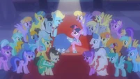 Crowd after Twilight's verse S01E26