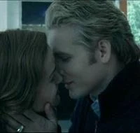 200px-Esme and carlisle kiss