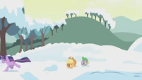 Twilight runs away from Applejack S1E11