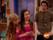 02 SampeekingheadoverCarlyshoulder