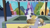Crystal mare passing by hits basket S3E2
