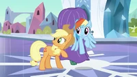 Applejack checking if anyone is near S3E2