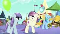 Rainbow Dash nom nom nom S3E1