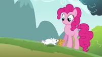 Mouse running up to Pinkie clone S3E3