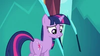 Twilight worrying about King Sombra S3E2