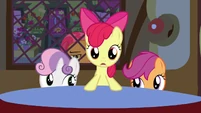 Apple Bloom standing at the table S3E4