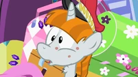 Porter looking at Rarity S2E9
