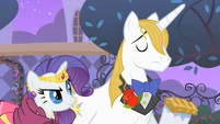 Rarity and Blueblood "at least SOMEPONY has good manners" S01E26